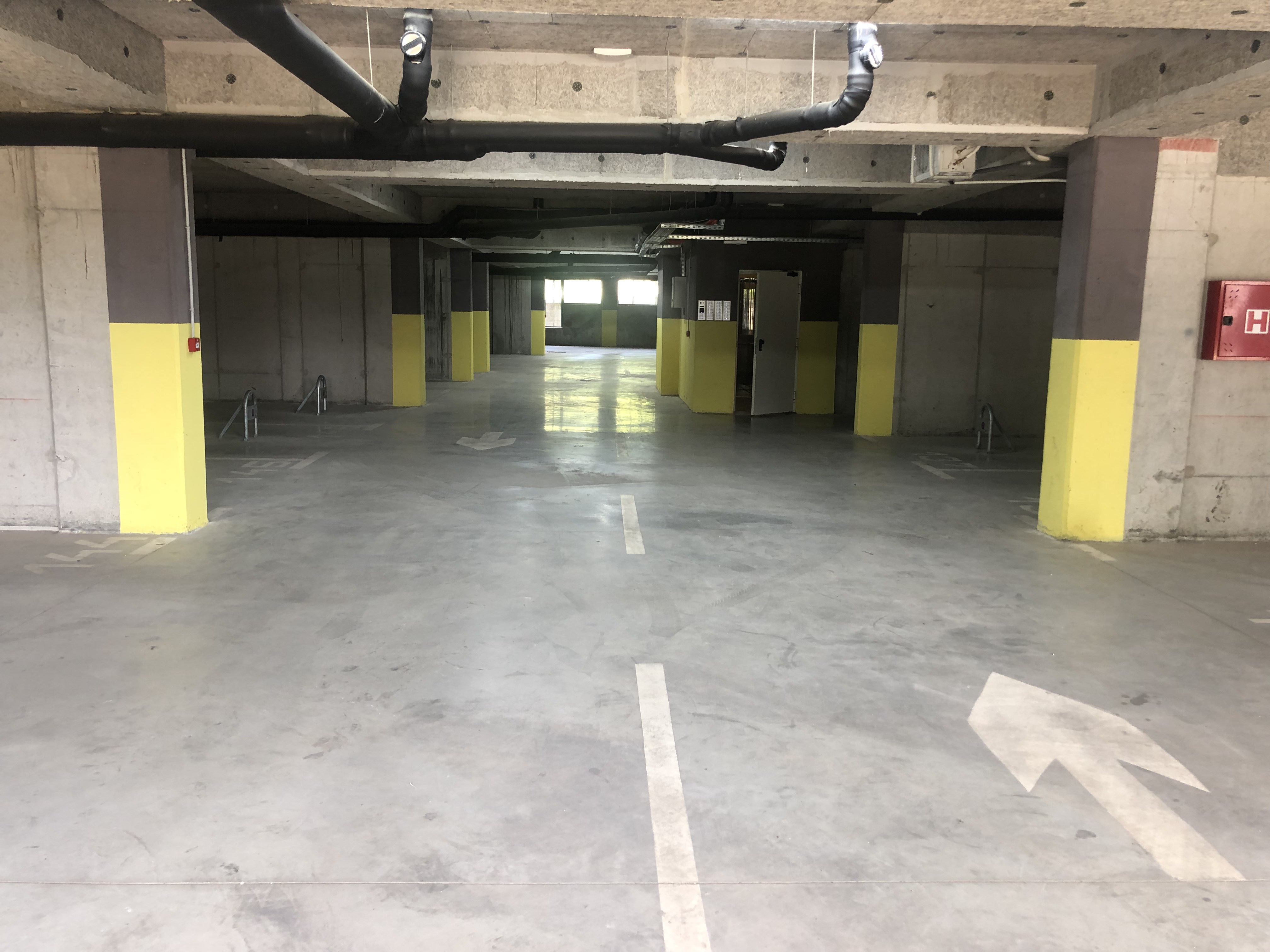 Garažna parking mjesta u zatvorenoj garaži Pionirska Dolina