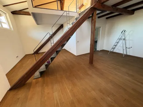 Stan Bistrik Renoviran 72m2 1