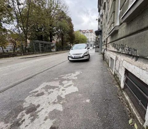Stan Centar Sutjeska 96m2 sa parking mjestom 16